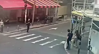 لحظة سقوط منزل في تل أبيب صباح اليوم.