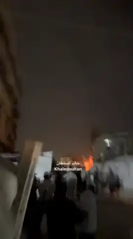 لحظة إعادة قصف منزل للمرة الثانية، بعد تحذير سابق بإخلائه، في محيط صيدلية العائلات بشارع النصر غربي مدينة غزة