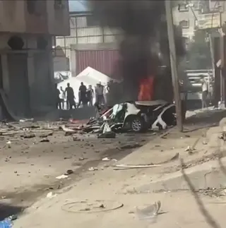 من مكان استهداف طائرات الاستطلاع لمركبة مدنية بشارع المشاهرة بحي التفاح شرق مدينة غزة والذي اسفر عنه