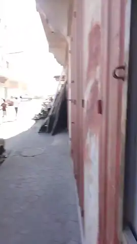 مصابون بينهم خطيرة في غارة من مسيرة إسرائيلية على مركبة مدنية في منطقة المشاهرة بحي التفاح شرقي مدينة غزة.