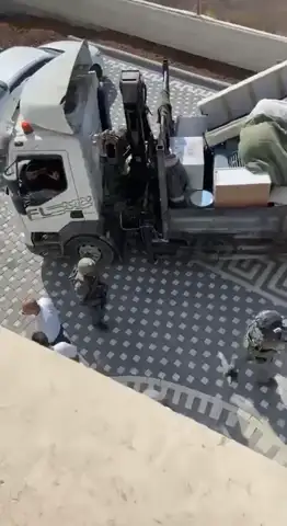 Israëlisch leger ontruimt een huis met geweld ter voorbereiding op de sloop ervan in het gebied Farsh al-Hawa in Hebron.