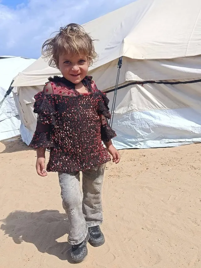 Fallece la niña: Habiba Riyad Ata Zanoun, a causa de un lamentable accidente de tráfico esta mañana en la zona del matadero turco al oeste de Jan Yunis.