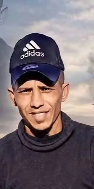 Hallan el cuerpo del pescador Wisam Barham Al-Aqra, quien murió por fuego de lanchas de la ocupación en alta mar frente a Deir al-Balah, en el centro de la Franja de Gaza, ayer — Imagen 1