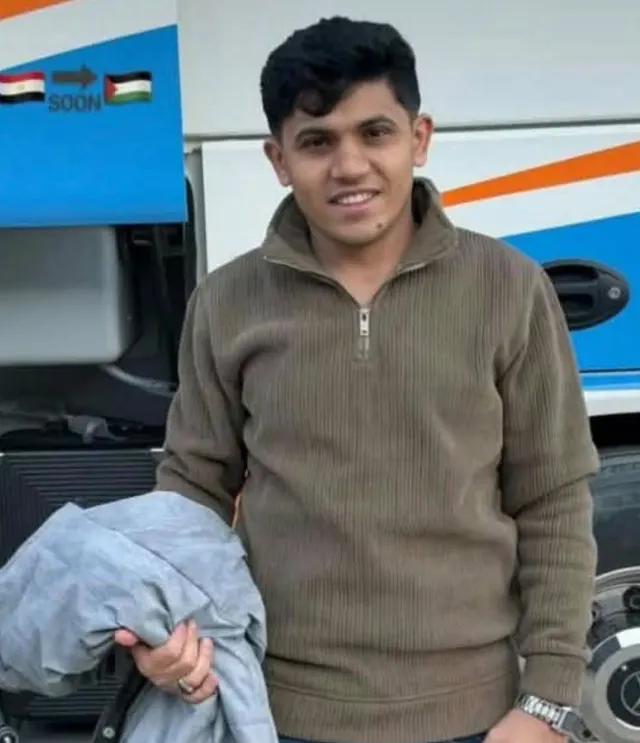 El ejército de ocupación detiene al ciudadano Ahmed Kamal Al-Shaer mientras regresaba a Gaza a través del paso terrestre de Rafah.