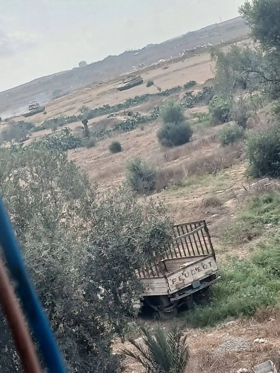 Witnesses: Israeli vehicles advance east of Al-Maghazi camp in central Gaza Strip. — Image 1