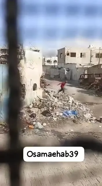 جانب من توغل آليات الاحتلال في محيط مسجد الرباط بمشروع بيت لاهيا وسط إطلاق نار كثيف باتجاه المواطنين قرب مدرسة خليفة شمالي قطاع غزة