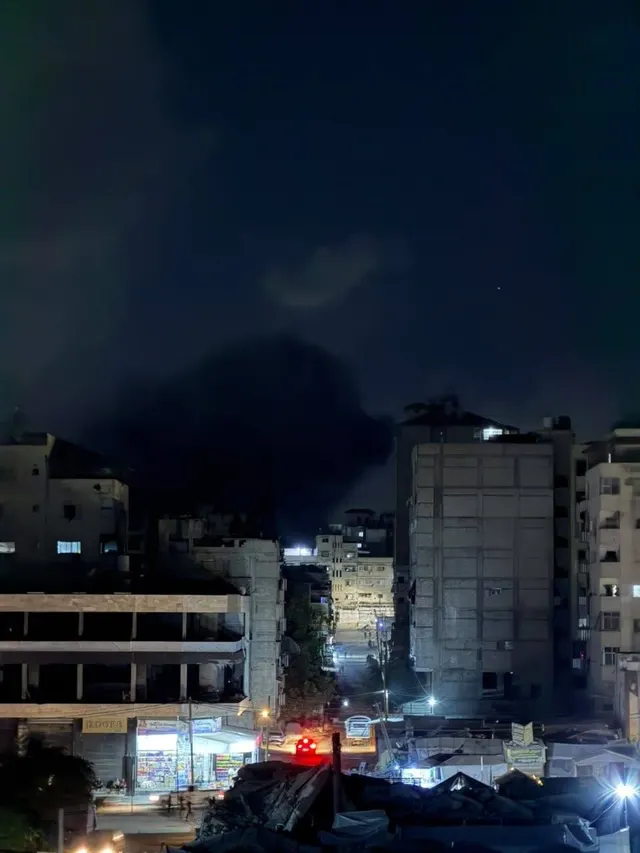 Los aviones de ocupación atacan una vivienda en las inmediaciones de la mezquita Abdallah Azzam, en el barrio de al-Sabra, al sur de la ciudad de Gaza