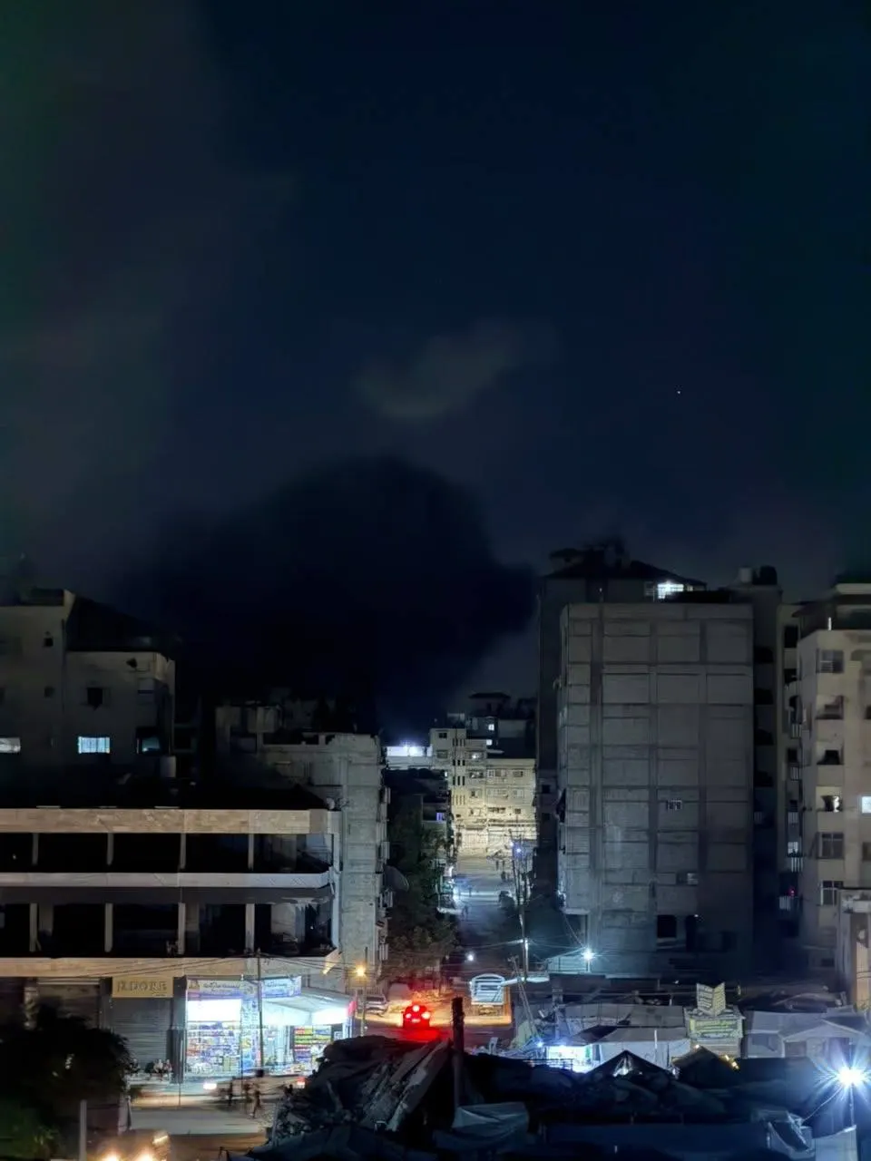 Los aviones de ocupación atacan una vivienda en las inmediaciones de la mezquita Abdallah Azzam, en el barrio de al-Sabra, al sur de la ciudad de Gaza — Imagen 1