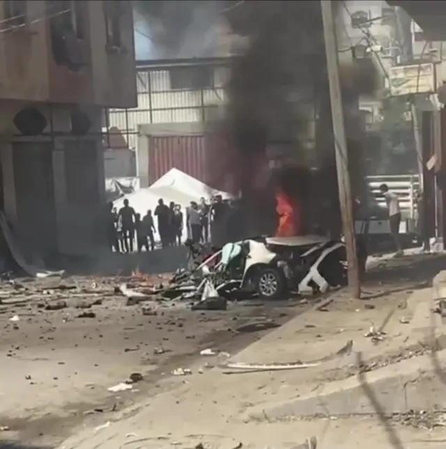 Desde el lugar del ataque de los aviones de reconocimiento contra un vehículo civil en la calle Al-Mashahara, en el barrio de Al-Tuffah, al este de la ciudad de Gaza, que dejó como resultado