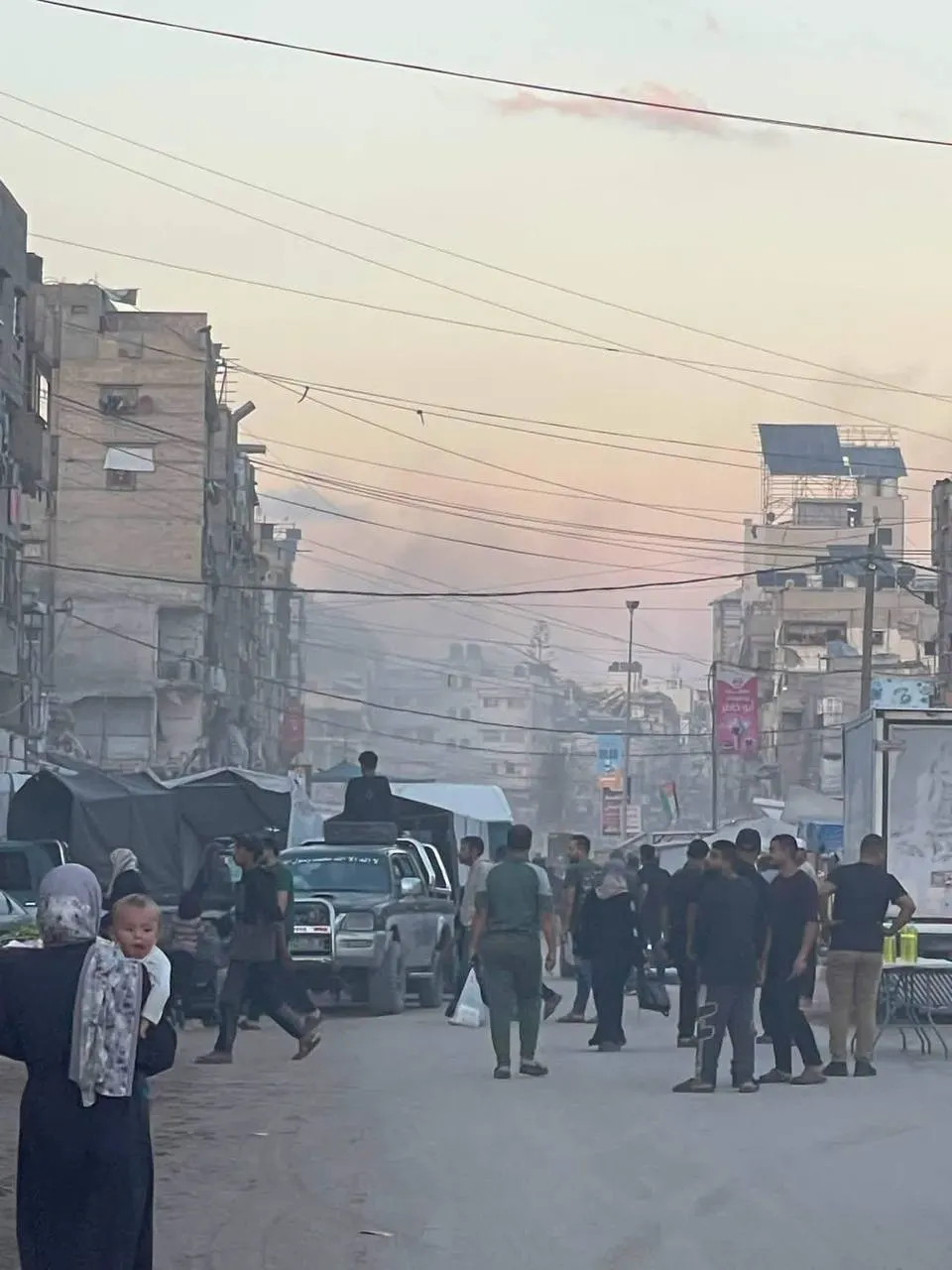 شهيد واصابات جراء غارة جوية إسرائيلية في محيط مفترق الصاروخ بشارع الجلاء شمالي مدينة غزة — صورة 1