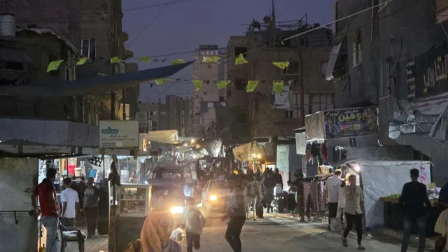 Actualizado... evacuación de un bloque residencial en los alrededores de la zona del mercado en el campamento de Nuseirat, al centro de la Franja de Gaza, como preparación para el bombardeo.