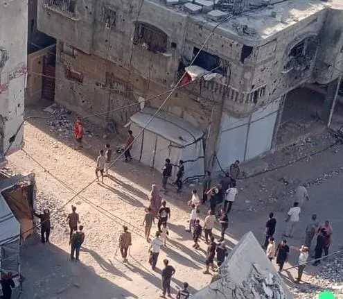 5 مصابين أحدهم بحالة خطيرة جراء قصف إسرائيلي استهدف مجموعة من المواطنين بالقرب من صيدلية عمر في أرض الشنطي شمالي مدينة غزة. — صورة 1