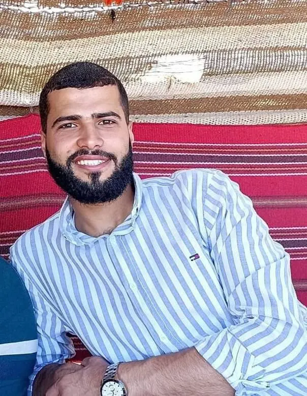 الشهيد حسام نصير الذي ارتقى جراء استهداف مجموعه من المواطنين في شارع عكيلة خلف مخبز البنا غرب دير البلح، وسط قطاع غزة. — صورة 1