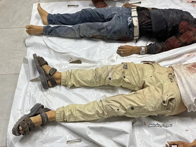 لحظة نقل شهيدين جراء قصف الاحتلال مركبة شمال مدينة خانيونس، جنوبي قطاع غزة.