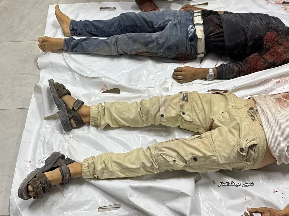 لحظة نقل شهيدين جراء قصف الاحتلال مركبة شمال مدينة خانيونس، جنوبي قطاع غزة. — صورة 1