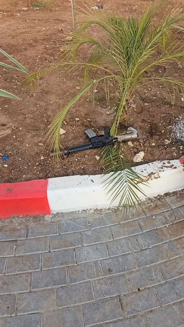 Hebreeuwse bronnen: twee Israëlische soldaten gedood en 4 anderen gewond bij een schietactie in Hebron, ten zuiden van de Westelijke Jordaanoever.