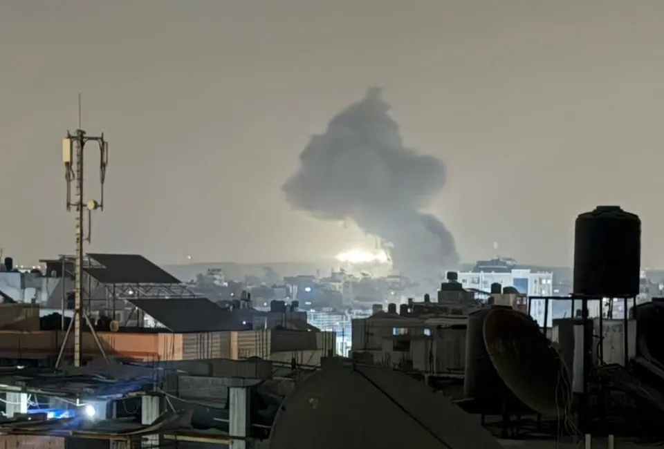 Explosion shakes Gaza City, resulting from the demolition of residential buildings east of Al-Tuffah neighborhood — Imagen 1