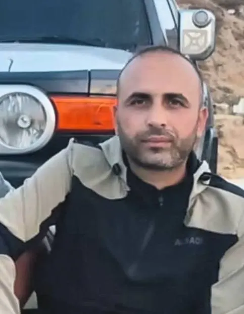 El mártir Ahmed Rajaa Al-Shaer, que ascendió tras el ataque israelí a un vehículo en la localidad de Al-Qarara, al norte de la ciudad de Khan Yunis, en el sur de la Franja de Gaza — Imagen 1