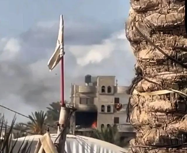 7 heridos a causa de un bombardeo de artillería israelí contra una vivienda de la familia "Zarab" y el incendio de la misma en Mawasi, al oeste de la ciudad de Rafah, al sur de la Franja de Gaza
