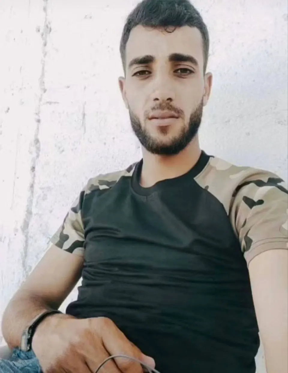 Fallece el joven Karam Masad Al-Masaraa a causa de las heridas sufridas por disparos del ejército de ocupación israelí en la calle Goulas, en el campamento de Nuseirat, al centro de la Franja de Gaza — Imagen 1