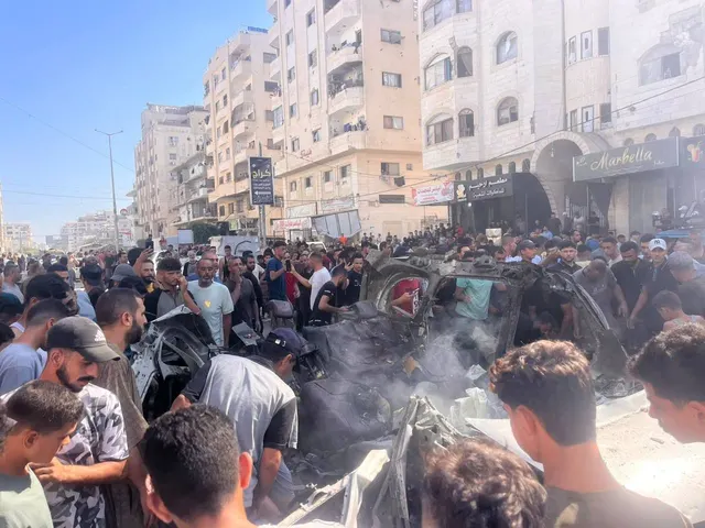 From the site where occupation aircraft struck a vehicle near "Carrefour" in Tel al-Hawa neighborhood, southwest of Gaza City, several injuries were transported, including critical cases.