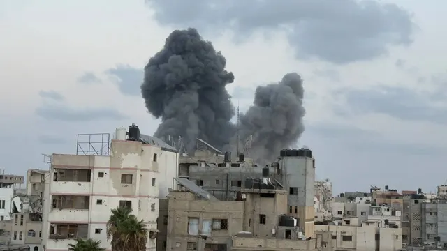 Actualizado... aviones de la ocupación atacan una casa de la familia Abu Shmaleh, previamente advertida, cerca del cruce de Shujaiya, al este de la ciudad de Gaza