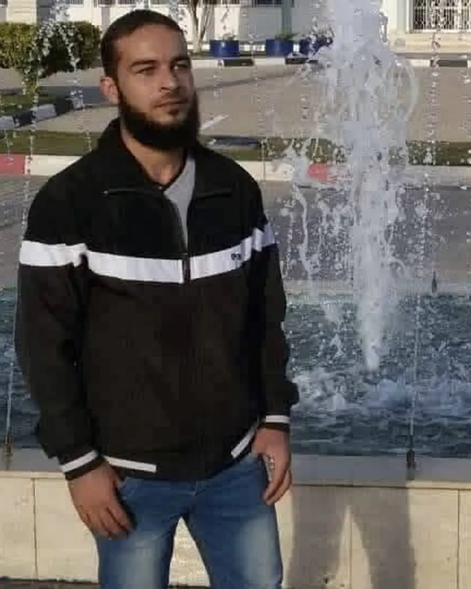 الشهيد أحمد فؤاد حلس الذي ارتقى جراء قصف الاحتلال مجموعة من المواطنين قرب مسجد النور في شارع الثورة بحي الرمال، غرب مدينة غزة — صورة 1
