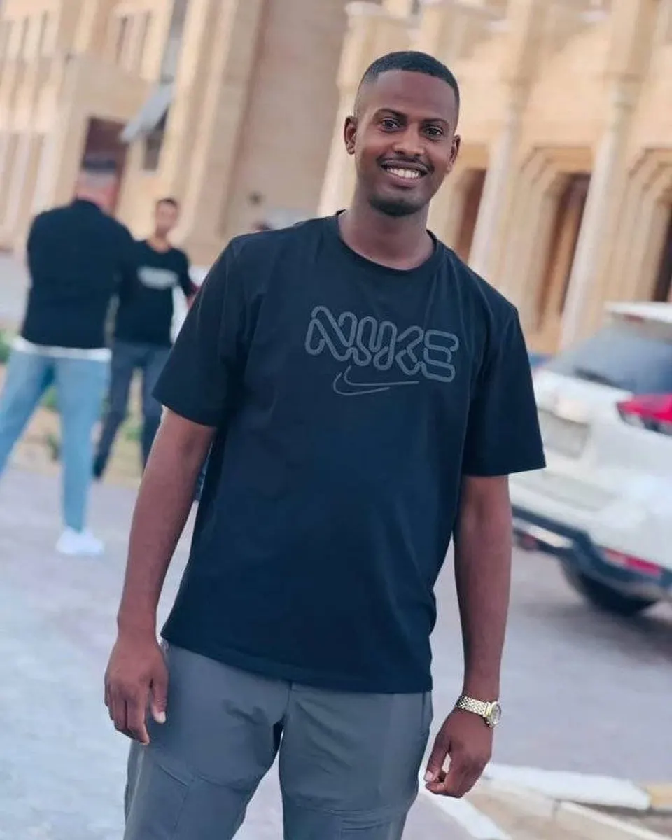 الشهيد محمد عنان الرواغ الذي ارتقى في قصف الاحتلال لمجموعة من المواطنين في حي الرمال غربي مدينة غزة، صباح اليوم — صورة 1