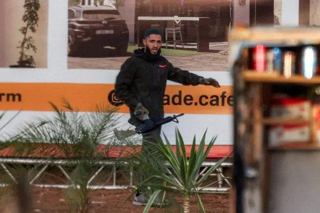 Uno de los autores de la operación de Hebrón durante el enfrentamiento armado que resultó en la muerte de dos soldados y heridas a otros.