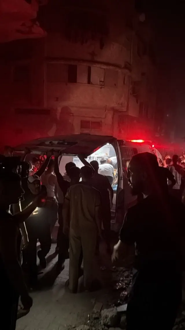 6 heridos en un bombardeo israelí contra una casa de la familia Al-Sawaferi, cerca de la mezquita Abdullah Azzam, en el barrio de Al-Sabra, al sur de la ciudad de Gaza.
