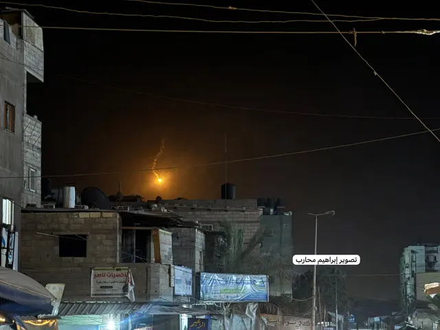 Las fuerzas de ocupación lanzan bengalas al este de la zona de Al-Shakush, al noroeste de la ciudad de Rafah, al sur de la Franja de Gaza.