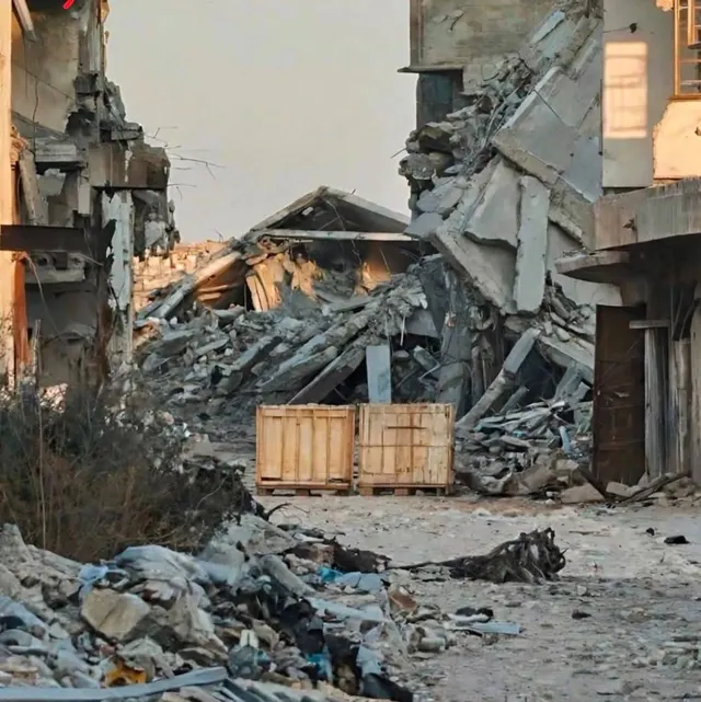 Houten blokken die het Israëlische leger ten oosten van Gaza plaatst, om ze tot ontploffing te brengen en wat er nog over is van de huizen van burgers op te blazen.