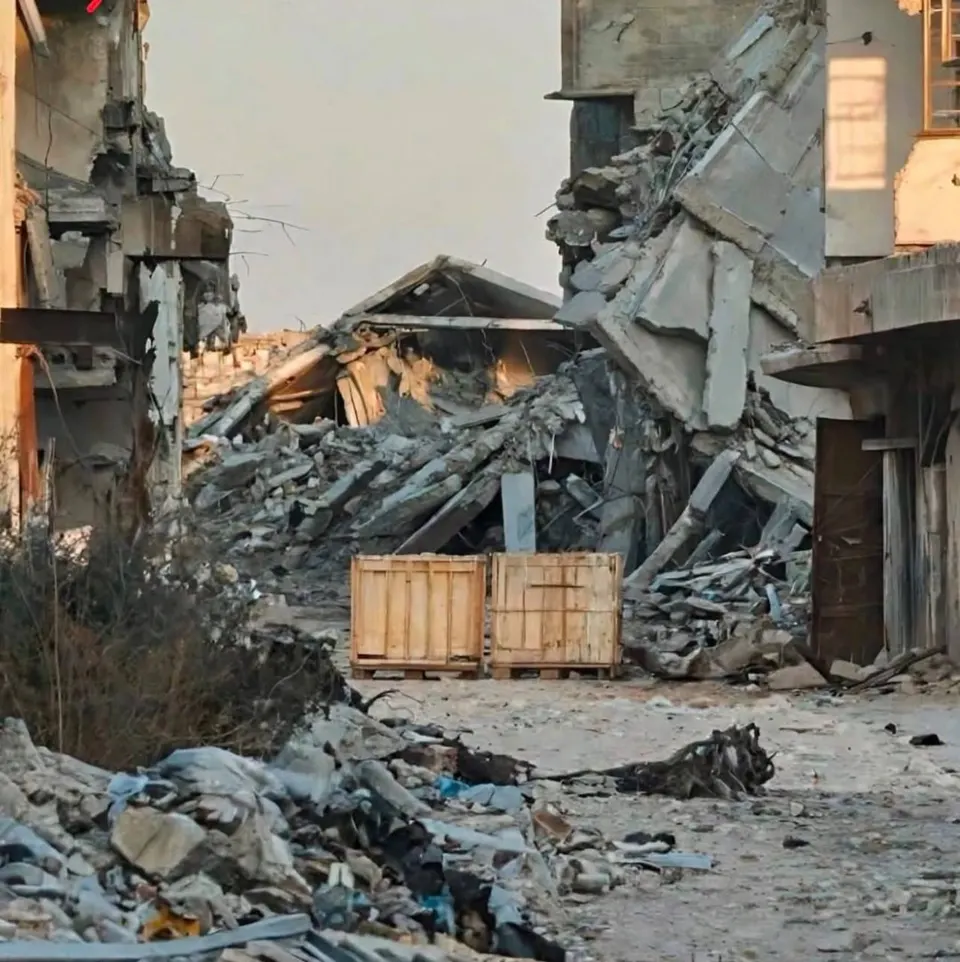 Houten blokken die het Israëlische leger ten oosten van Gaza plaatst, om ze tot ontploffing te brengen en wat er nog over is van de huizen van burgers op te blazen. — Afbeelding 1