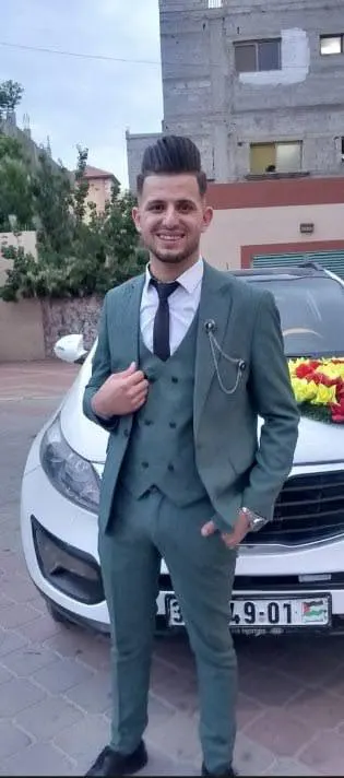 Burger Mosaa Abdel Mohammed Hamouda (24 jaar) omgekomen na een aanval van een Israëlische drone op een groep burgers op de Al-Rashid-straat in de chaletzone ten westen van Gaza-Stad