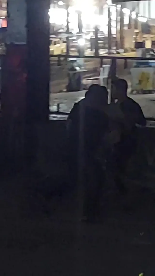 لحظة نقل مصاب بنيران مسيّرة للاحتلال في شارع العشرين شرق مخيم النصيرات وسط قطاع غزة.
