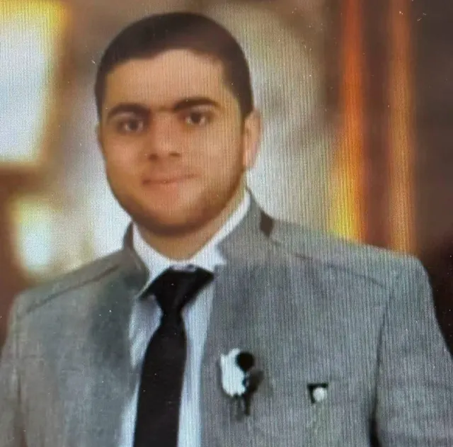 ️ استشهاد عزام رفعت العبادلة وإصابة آخرين، جرّاء غارة نفّذتها طائرة مسيرة إسرائيلية على خيمته في شارع الحية بمواصي بلدة القرارة، في خان يونس