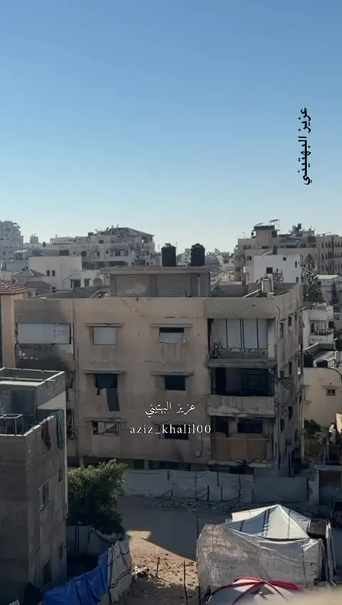لحظة شن 3 غارات على منزل في محيط مجمع الشفاء الطبي غربي مدينة غزة.