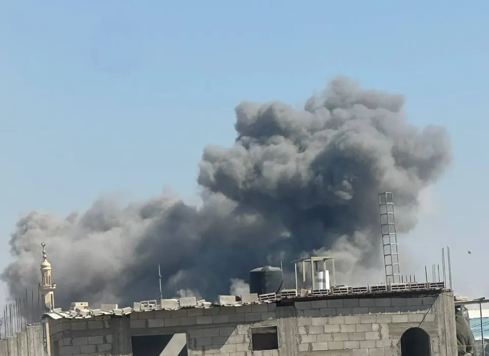 الطيران الحربي الإسرائيلي يدمر منزل عائلة السراج في مخيم البريج وسط قطاع غزة. — صورة 1