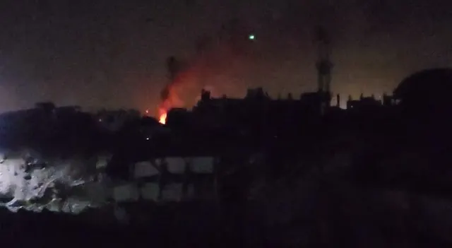 Israëlische drone werpt brandbommen af ten noorden van de wijk Al-Mahatta, ten noorden van Khan Younis in het zuiden van de Gazastrook.