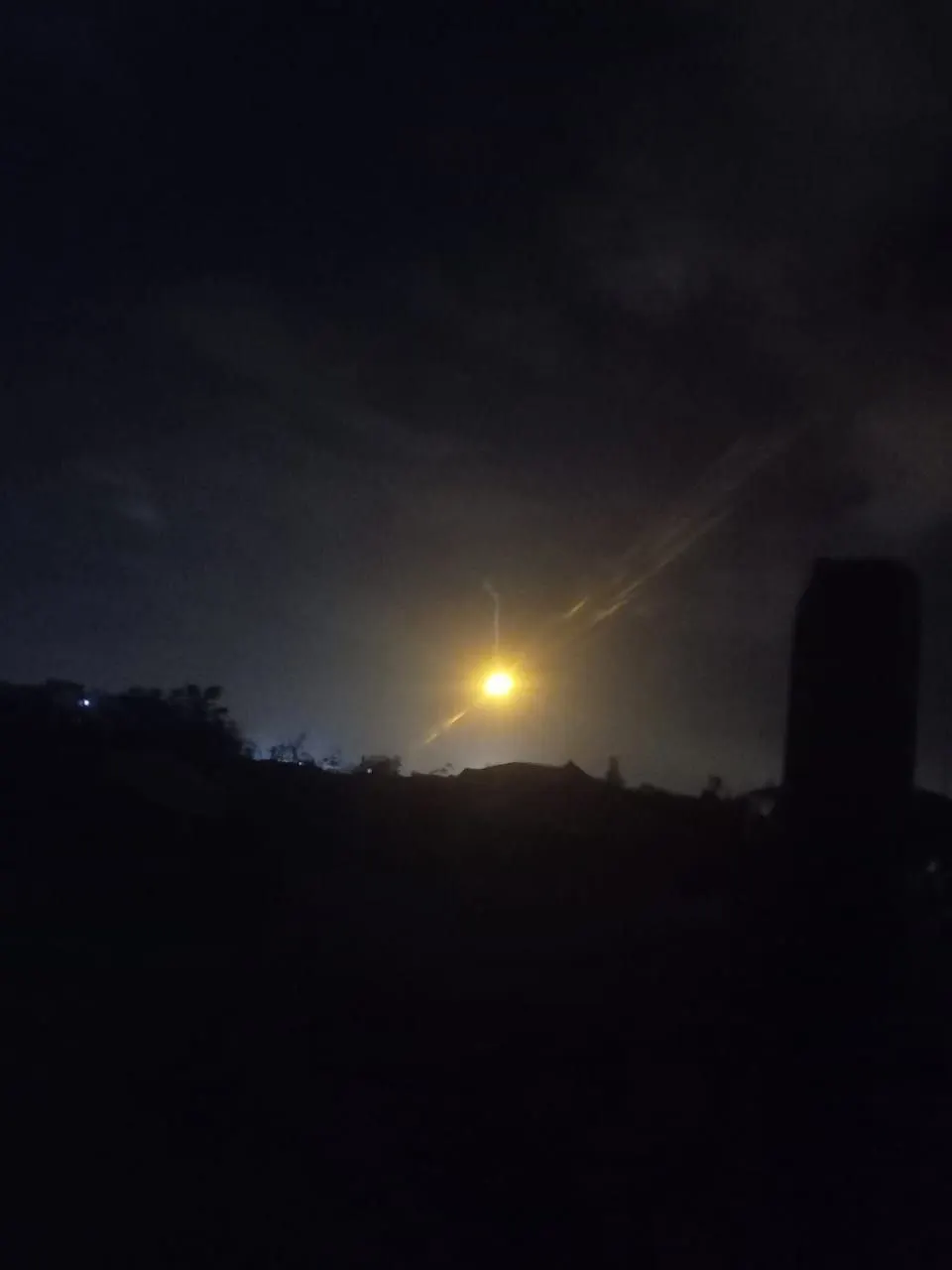 Occupation forces launch illumination flares east of Khan Younis city in the southern Gaza Strip — Image 1