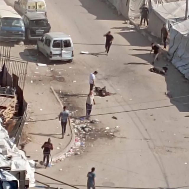 Dos heridos tras el ataque de aviones de ocupación contra un grupo de ciudadanos cerca de la Farmacia Al-Usra en la calle Al-Nafaq, al norte de la ciudad de Gaza