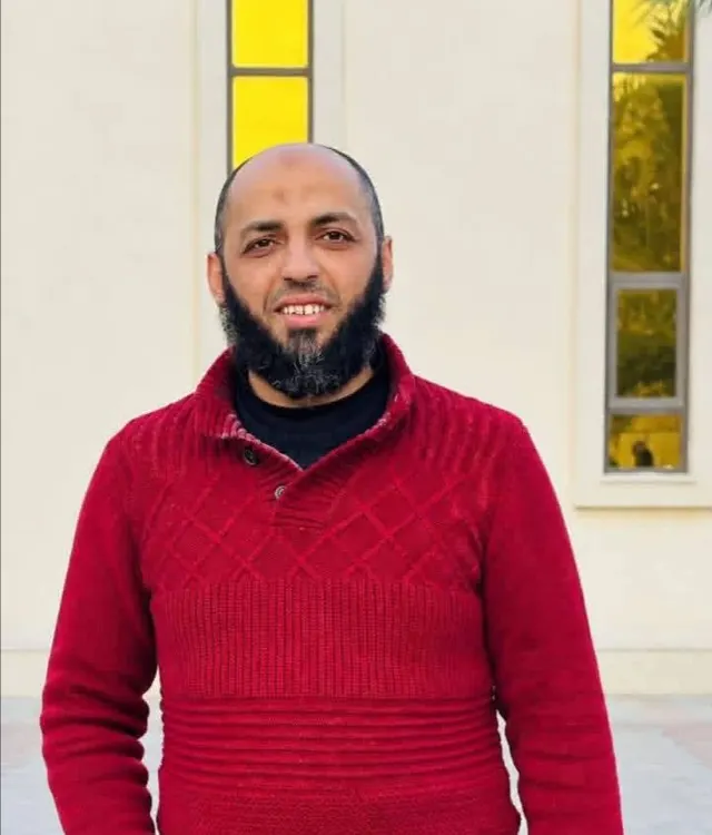 Fallece el ciudadano Mohammed Ragab Warsh Agha a causa de las heridas sufridas tras un bombardeo israelí contra una tienda que albergaba a desplazados en el campamento egipcio en la rotonda de Al-Tuwam, al noroeste de la ciudad de Gaza