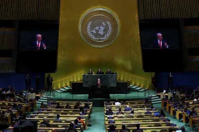Voor bijna lege stoelen… houdt Netanyahu zijn toespraak in de zaal van de Algemene Vergadering van de Verenigde Naties