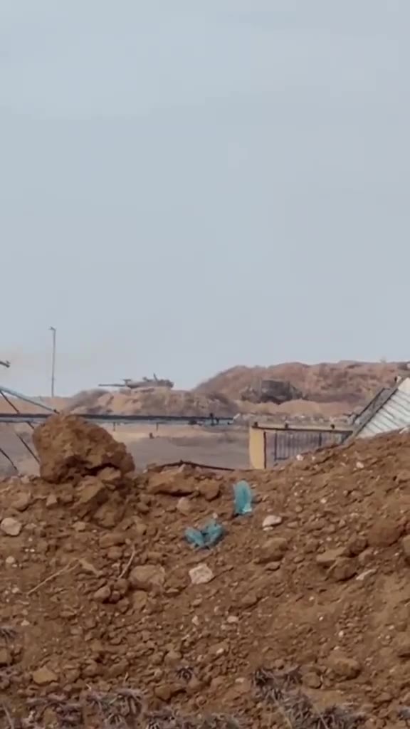 توغل عدد من الدبابات الإسرائيلية رفقة جرافات على تلة الريس قرب صلاح الدين شمال وادي غزة وتشرع بعمليات تجريف.