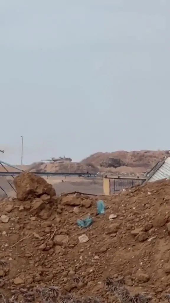 توغل عدد من الدبابات الإسرائيلية رفقة جرافات على تلة الريس قرب صلاح الدين شمال وادي غزة وتشرع بعمليات تجريف.
