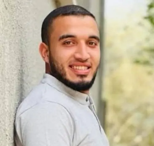استشهد محمد أكرم عنان متأثرًا بإصابته قبل أيام جراء قصف إسرائيلي استهدف شقة قرب مستشفى الشفاء غرب مدينة غزة ليلتحق بزوجته الشهيدة