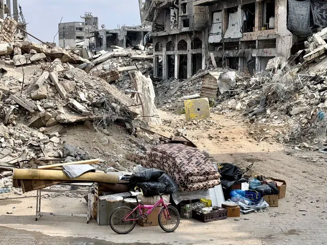 Después de una noche de intenso bombardeo de artillería… la línea amarilla avanzó 10 metros cerca de la calle Salah al-Din, en el barrio de Shuja'iyya, al este de la ciudad de Gaza, y comenzó un desplazamiento desde la zona.