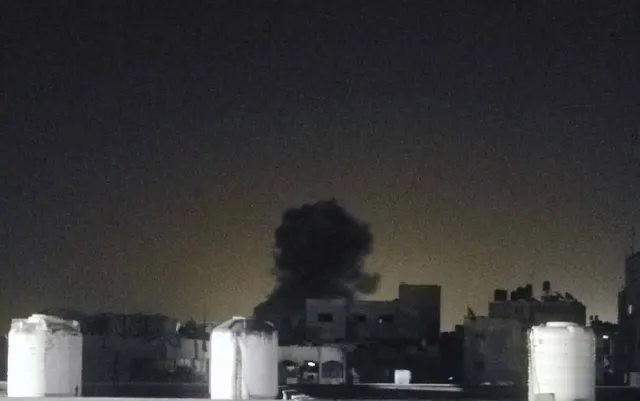 El ejército de ocupación lleva a cabo una operación de demolición al este del barrio de Al-Tuffah, al noreste de la ciudad de Gaza