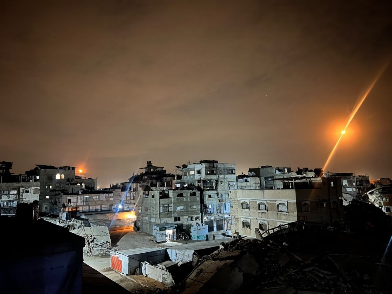 Occupation forces launch illumination flares east of Gaza City