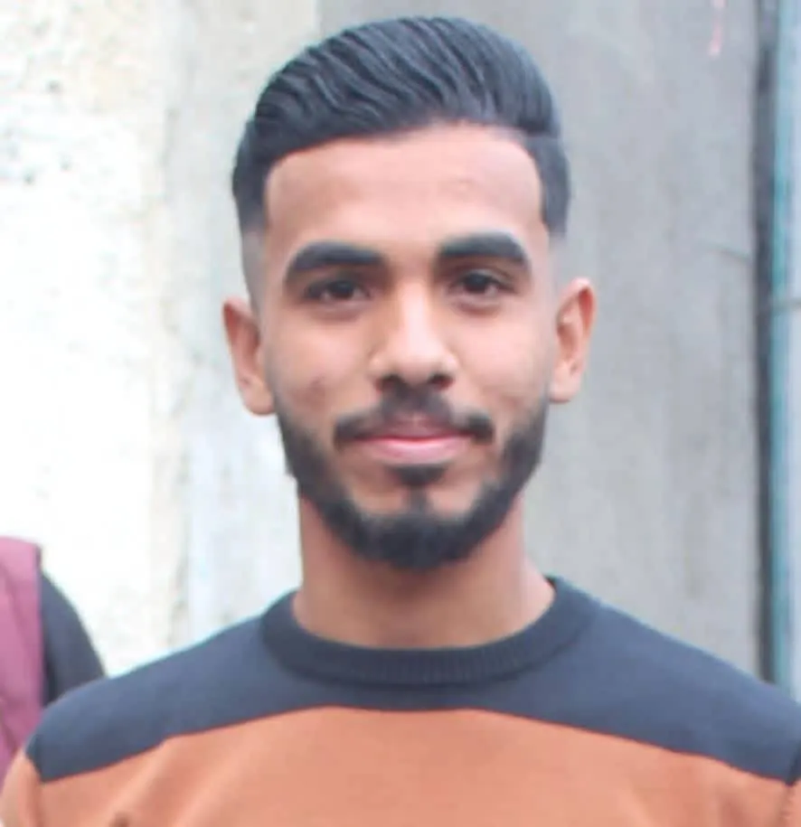 Muerte del joven Raed Abu Asr a causa de un bombardeo israelí en la calle Mushtaha, en el barrio de Shuja'iyya, al este de la ciudad de Gaza — Imagen 1